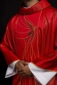 Ornat czerwony z błyszczącej tkaniny, bogato haftowany - LE/7015/02 - HAF LE/7015/02 - Dewocjonalia P.H. Jakóbczak - Katolicki sklep liturgiczny i hurtownia