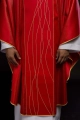 Ornat czerwony z błyszczącej tkaniny, bogato haftowany - LE/7015/02 - HAF LE/7015/02 - Dewocjonalia P.H. Jakóbczak - Katolicki sklep liturgiczny i hurtownia