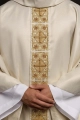 Złoty ornat bogato haftowany, ozdobiony kamieniami - LE/7011/10 - HAF LE/7011/10 - Dewocjonalia P.H. Jakóbczak - Katolicki sklep liturgiczny i hurtownia