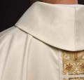 Złoty ornat bogato haftowany, ozdobiony kamieniami - LE/7011/10 - HAF LE/7011/10 - Dewocjonalia P.H. Jakóbczak - Katolicki sklep liturgiczny i hurtownia