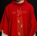 Czerwony ornat ze złotym wykończeniem i haftem Ducha Świętego - KOR/218/02/62 - HAF KOR/218/02/62 - Dewocjonalia P.H. Jakóbczak - Katolicki sklep liturgiczny i hurtownia