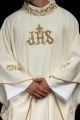 Ornat ecru z ozdobnym wykończeniem i motywem IHS - KOR/157/05/01 - HAF KOR/157/05/01 - Dewocjonalia P.H. Jakóbczak - Katolicki sklep liturgiczny i hurtownia