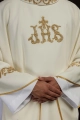 Ornat ecru z ozdobnym wykończeniem i motywem IHS - KOR/157/05/01 - HAF KOR/157/05/01 - Dewocjonalia P.H. Jakóbczak - Katolicki sklep liturgiczny i hurtownia