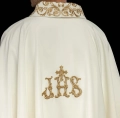 Ornat ecru z ozdobnym wykończeniem i motywem IHS - KOR/157/05/01 - HAF KOR/157/05/01 - Dewocjonalia P.H. Jakóbczak - Katolicki sklep liturgiczny i hurtownia