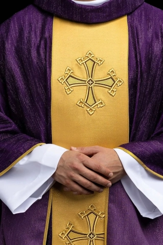 Fioletowy ornat z haftowanym krzyżem na ozdobnej tkaninie - LE/7034/03 - HAF LE/7034/03 - Dewocjonalia P.H. Jakóbczak - Katolicki sklep liturgiczny i hurtownia