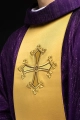 Fioletowy ornat z haftowanym krzyżem na ozdobnej tkaninie - LE/7034/03 - HAF LE/7034/03 - Dewocjonalia P.H. Jakóbczak - Katolicki sklep liturgiczny i hurtownia