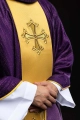 Fioletowy ornat z haftowanym krzyżem na ozdobnej tkaninie - LE/7034/03 - HAF LE/7034/03 - Dewocjonalia P.H. Jakóbczak - Katolicki sklep liturgiczny i hurtownia