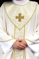 Ornat ecru ze złotym krzyżem i tkaniną żakardową - LE/7075/05 - HAF LE/7075/05 - Dewocjonalia P.H. Jakóbczak - Katolicki sklep liturgiczny i hurtownia
