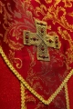 Czerwony ornat z krzyżem i tkaniną żakardową - LE/7075/02 - HAF LE/7075/02 - Dewocjonalia P.H. Jakóbczak - Katolicki sklep liturgiczny i hurtownia