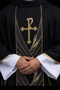 Czarny ornat z haftowanym pasem PAX i motywem kłosów pszenicy - LE/7050/07