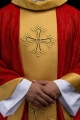 Czerwony ornat z haftowanym motywem krzyża i złotym pasem - LE/7034/02 - HAF LE/7034/02 - Dewocjonalia P.H. Jakóbczak - Katolicki sklep liturgiczny i hurtownia