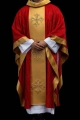 Czerwony ornat z haftowanym motywem krzyża i złotym pasem - LE/7034/02 - HAF LE/7034/02 - Dewocjonalia P.H. Jakóbczak - Katolicki sklep liturgiczny i hurtownia