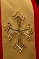 Czerwony ornat z haftowanym motywem krzyża i złotym pasem - LE/7034/02 - HAF LE/7034/02 - Dewocjonalia P.H. Jakóbczak - Katolicki sklep liturgiczny i hurtownia