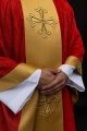 Czerwony ornat z haftowanym motywem krzyża i złotym pasem - LE/7034/02 - HAF LE/7034/02 - Dewocjonalia P.H. Jakóbczak - Katolicki sklep liturgiczny i hurtownia