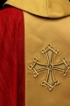 Czerwony ornat z haftowanym motywem krzyża i złotym pasem - LE/7034/02 - HAF LE/7034/02 - Dewocjonalia P.H. Jakóbczak - Katolicki sklep liturgiczny i hurtownia