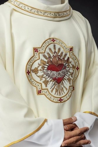 Ornat liturgiczny ecru z haftem motywu Serca Maryi - KOR/392/05/01 - HAF KOR/392/05/01 - Dewocjonalia P.H. Jakóbczak - Katolicki sklep liturgiczny i hurtownia