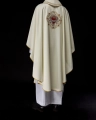 Ornat liturgiczny ecru z haftem motywu Serca Maryi - KOR/392/05/01 - HAF KOR/392/05/01 - Dewocjonalia P.H. Jakóbczak - Katolicki sklep liturgiczny i hurtownia