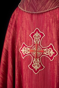 Czerwony ornat liturgiczny z bogato haftowanym krzyżem i zdobionym kołnierzem - LE/7036/02