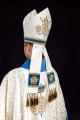 Mitra maryjna ecru i niebieska ręcznie zdobiona kamieniami naturalnymi - HM/9006/05/88 - HAF HM/9006/05/88 - Dewocjonalia P.H. Jakóbczak - Katolicki sklep liturgiczny i hurtownia