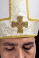 Mitra ecru z haftowanym krzyżem na tkaninie żakardowej - LE/9075/05 - HAF LE/9075/05 - Dewocjonalia P.H. Jakóbczak - Katolicki sklep liturgiczny i hurtownia