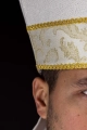 Mitra ecru z haftowanym krzyżem na tkaninie żakardowej - LE/9075/05 - HAF LE/9075/05 - Dewocjonalia P.H. Jakóbczak - Katolicki sklep liturgiczny i hurtownia