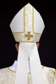 Mitra ecru z haftowanym krzyżem na tkaninie żakardowej - LE/9075/05 - HAF LE/9075/05 - Dewocjonalia P.H. Jakóbczak - Katolicki sklep liturgiczny i hurtownia
