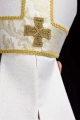 Mitra ecru z haftowanym krzyżem na tkaninie żakardowej - LE/9075/05 - HAF LE/9075/05 - Dewocjonalia P.H. Jakóbczak - Katolicki sklep liturgiczny i hurtownia