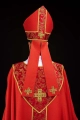 Mitra czerwona z haftowanym krzyżem na tkaninie żakardowej - LE/9075/02 - HAF LE/9075/02 - Dewocjonalia P.H. Jakóbczak - Katolicki sklep liturgiczny i hurtownia