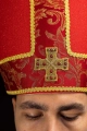 Mitra czerwona z haftowanym krzyżem na tkaninie żakardowej - LE/9075/02 - HAF LE/9075/02 - Dewocjonalia P.H. Jakóbczak - Katolicki sklep liturgiczny i hurtownia
