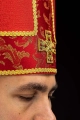 Mitra czerwona z haftowanym krzyżem na tkaninie żakardowej - LE/9075/02 - HAF LE/9075/02 - Dewocjonalia P.H. Jakóbczak - Katolicki sklep liturgiczny i hurtownia