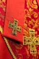 Mitra czerwona z haftowanym krzyżem na tkaninie żakardowej - LE/9075/02 - HAF LE/9075/02 - Dewocjonalia P.H. Jakóbczak - Katolicki sklep liturgiczny i hurtownia