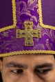 Mitra fioletowa z haftowanym krzyżem na tkaninie żakardowej - LE/9075/03 - HAF LE/9075/03 - Dewocjonalia P.H. Jakóbczak - Katolicki sklep liturgiczny i hurtownia