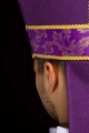Mitra fioletowa z haftowanym krzyżem na tkaninie żakardowej - LE/9075/03 - HAF LE/9075/03 - Dewocjonalia P.H. Jakóbczak - Katolicki sklep liturgiczny i hurtownia