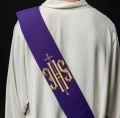 Stuła diakońska fioletowa z haftem IHS i krzyża - KSD/135/03/01 - HAF KSD/135/03/01 - Dewocjonalia P.H. Jakóbczak - Katolicki sklep liturgiczny i hurtownia