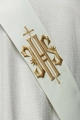 Stuła diakońska ecru z haftem IHS i krzyża - KSD/135/05 - HAF KSD/135/05 - Dewocjonalia P.H. Jakóbczak - Katolicki sklep liturgiczny i hurtownia