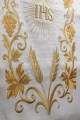 Lektorium ecru z haftem monogramu IHS - LE/8047/05 - HAF LE/8047/05 - Dewocjonalia P.H. Jakóbczak - Katolicki sklep liturgiczny i hurtownia