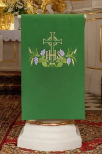 Lektorium zielone z haftem monogramu IHS i krzyża - KMO/023/01/01