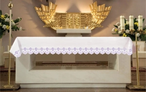 Obrus ołtarzowy z haftowanymi krzyżami i fioletowym wykończeniem - 150 x 300 cm - KOO/040/C2