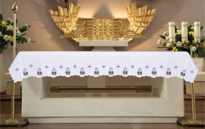 Obrus ołtarzowy z haftowanym wieńcem adwentowym i krzyżami - 150 x 350 cm - KOO/097