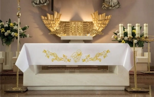 Obrus ołtarzowy z haftem Świętej Rodziny - 150 x 350 cm - KOH/025