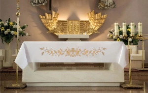 Obrus ołtarzowy ze złotym haftem krzyża i kłosów - 150 x 350 cm - KOH/022