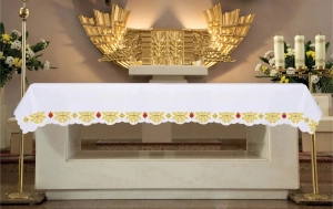 Obrus ołtarzowy ze złotymi krzyżami i haftem Najświętszego Serca - 150 x 350 cm - KOO/219