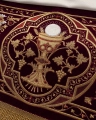 Baldachim procesyjny z bordowego aksamitu z haftem eucharystycznym - 140 x 160 cm - KBA/004/05/20/PA - HAF KBA/004/05/20/PA 140*160 - Dewocjonalia P.H. Jakóbczak - Katolicki sklep liturgiczny i hurtownia