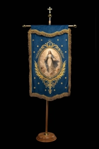 Dwustronna chorągiew procesyjna z Matką Bożą Wniebowziętą i monogramem maryjnym - 80 x 130 cm - CHD/005