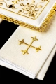 Biały lniany komplet bielizny kielichowej z haftowanym krzyżem - S-5013 - HAF S-5013 - Dewocjonalia P.H. Jakóbczak - Katolicki sklep liturgiczny i hurtownia