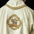 Dalmatyka ecru z haftem Baranka Bożego - S-1072-05-88-D - HAF S-1072-05-88-D - Dewocjonalia P.H. Jakóbczak - Katolicki sklep liturgiczny i hurtownia