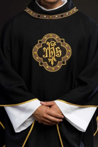 Ornat czarny z haftowanym pasem z monogramem IHS - S-7073-07-70 - HAF S-7073-07-70 - Dewocjonalia P.H. Jakóbczak - Katolicki sklep liturgiczny i hurtownia