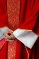 Ornat czerwony z haftowanym pasem z motywem krzyży - S-7062-02-53 - HAF S-7062-02-53 - Dewocjonalia P.H. Jakóbczak - Katolicki sklep liturgiczny i hurtownia