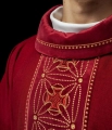 Ornat czerwony z haftowanym pasem z motywem krzyży - S-7071-02-70 - HAF S-7071-02-70 - Dewocjonalia P.H. Jakóbczak - Katolicki sklep liturgiczny i hurtownia