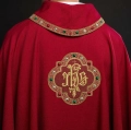Ornat czerwony z haftowanym pasem z monogramem IHS - S-7073-02-70 - HAF S-7073-02-70 - Dewocjonalia P.H. Jakóbczak - Katolicki sklep liturgiczny i hurtownia